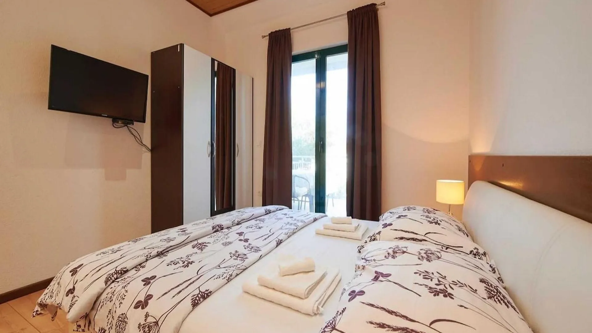 Apartments Vujina - Studio Apartment With Terrace 2 Filip Kastela